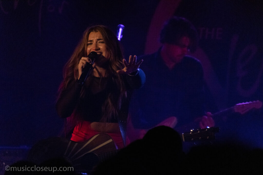 Tenille Townes live in Glasgow: Tenille sings passionately and extends her hand towards the crowd.
