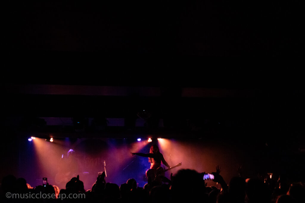 Tenille Townes live in Glasgow: Tenille is silhouetted against bright stage lights.