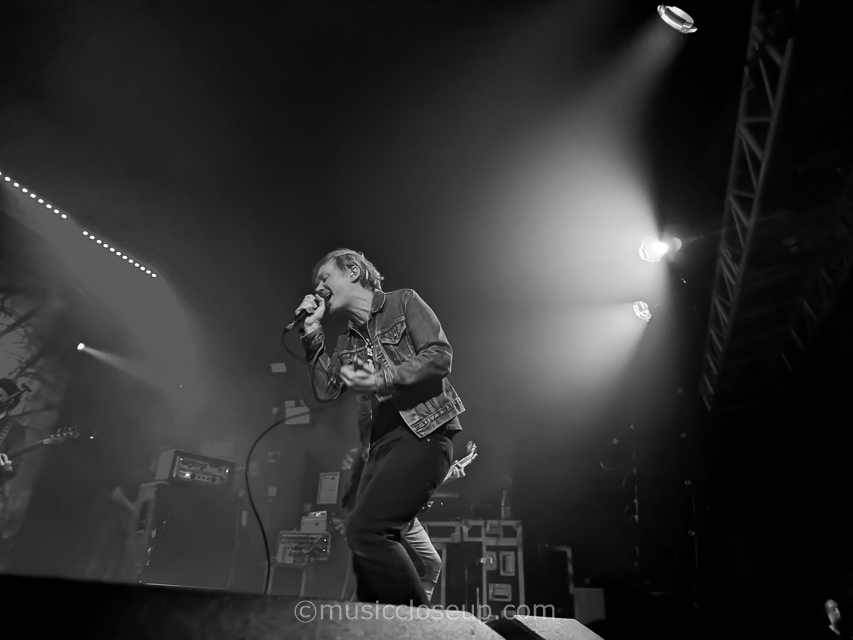 Idlewild live in Oxford - black and white photo of Roddy Womble singing